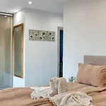 Penelope Beachfront Вилла