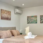 Penelope Beachfront Кремасти