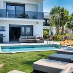 Penelope Beachfront Кремасти