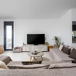 Penelope Beachfront Кремасти