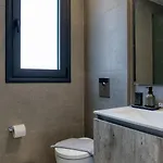Penelope Beachfront Вилла