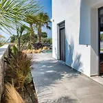 Penelope Beachfront Вилла *